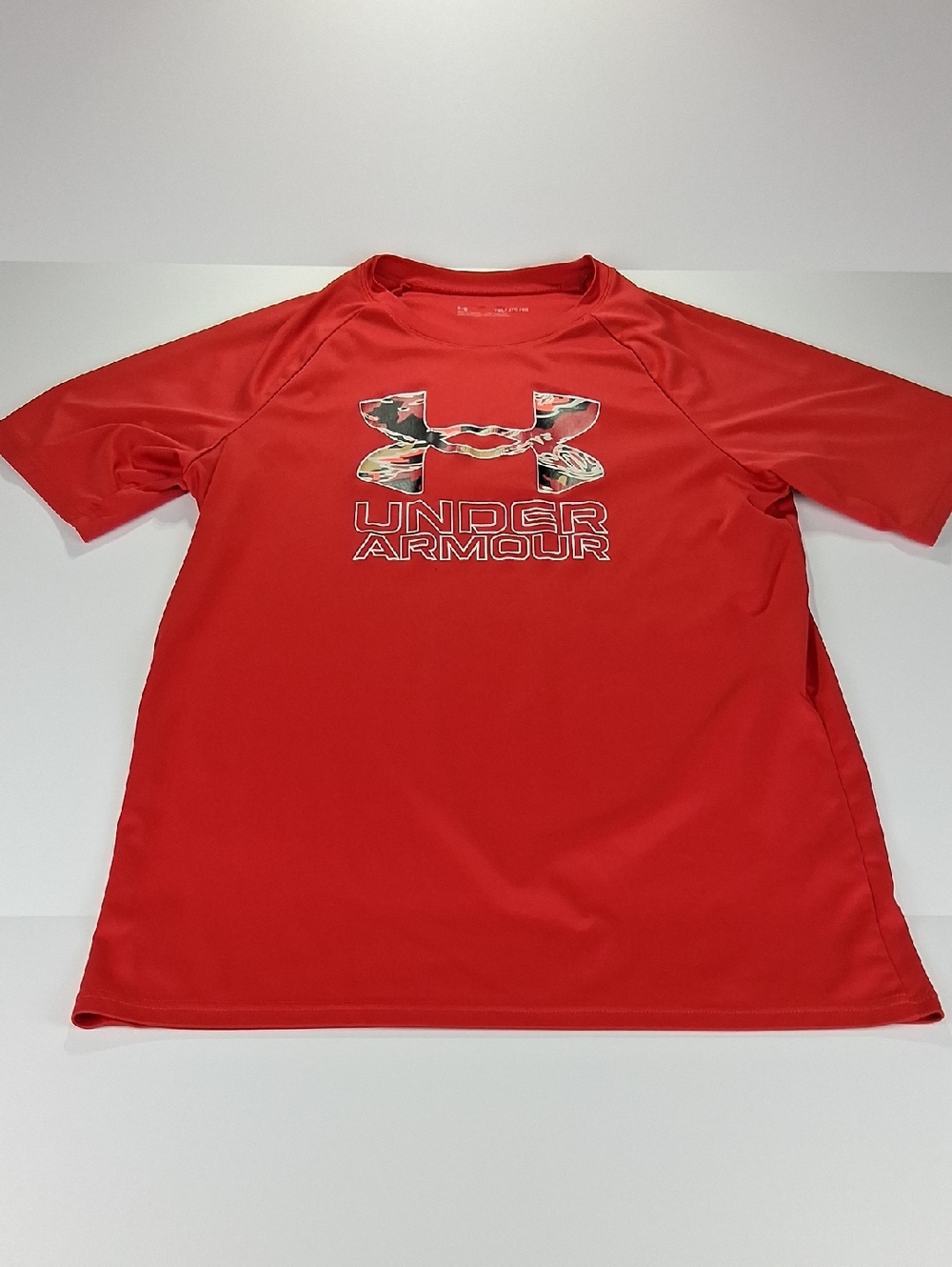 Boys Under Armour Short Sleeve T-shirt Size Extra Large XL Red with Camo Logo